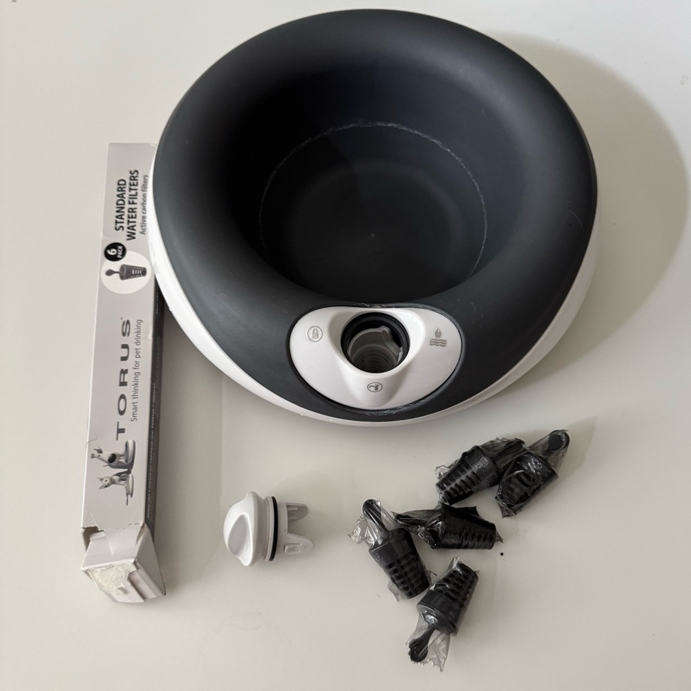 TORUS Filtered 2L/68oz Portable Gravity Dog Water Bowl + 5 new unused filters - Picture 5 of 12